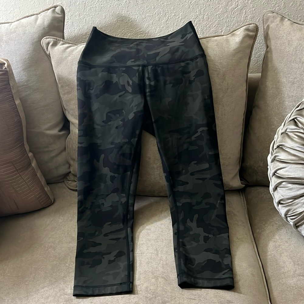 Lululemon align Capri camo leggings size 6